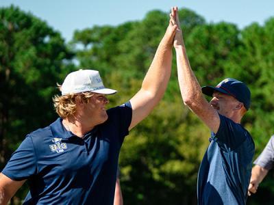 Bryson McDonald (left) and Wyatt Butcher, members of the CIU Rams golf team, celebrate. (诺亚·阿拉德摄)